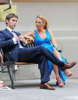 组图：布莱克蓝裙现身 和帅哥切斯搭戏