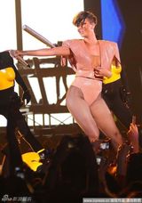 幻灯：蕾哈娜都柏林巡演大肆自摸high翻全场