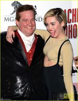 组图：麦莉派对与猛男贴身亲吻 兴奋上桌跳舞