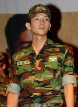 高清组图：李准基朱智勋演音乐剧 穿军装亮相显帅气