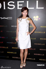 高清图：时装展谢婷婷深V礼服 杨恭如白裙示人