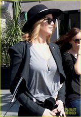 组图：詹妮弗-劳伦斯黑装出街秀圆腰硕腿