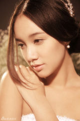 组图：程砚秋最新写真 花团锦簇美丽动人