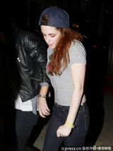 组图：暮光女遭围堵狼狈不堪 狼人泰勒绅士开道