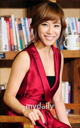 组图：韩星赵夏朗中国拍写真 性感艳丽出席记者会