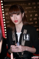 组图：周丽淇连诗雅干练造型亮相时装秀