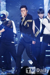 组图：INFINITE打榜夺冠 f(x)俏丽回归唱初恋