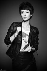 组图：素颜女神王丽坤黑白写真 诠释魅惑酷感