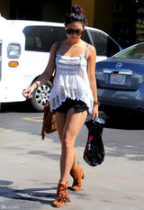 组图：凡妮莎-哈金斯街拍吊带纱衣搭配热裤