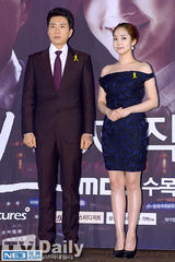 组图：金明敏朴敏英系黄丝带宣传《改过迁善》