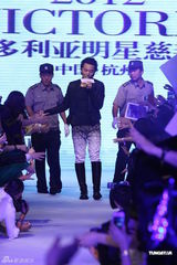 组图：郑伊健出席明星慈善夜 对婚礼三缄其口