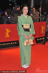 幻灯图：《孩子们没事》首映 朱丽安-摩尔黑裙性感