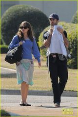 组图：波特曼与老公带儿子散步 享受生活其乐融融