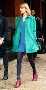 组图：斯威夫特红唇美艳 绿外套搭黑丝色调养眼