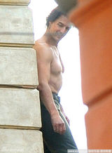 组图：《碟中谍4》阿汤哥半裸吊钢丝变空中飞人