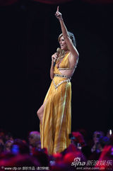 组图：海蒂-克鲁姆遭两猛男露屁股蛋“夹击”