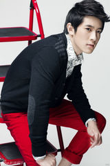 组图：季肖冰曝时尚写真 帅气迷人显型男本色