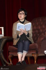 组图：林青霞短发眼镜办朗读会