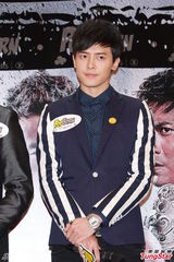 组图：周渝民吴尊出席宣传 手持兵器摆造型