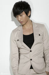 组图：成毅时尚大片青涩蜕变绅士庄重气质