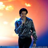 组图：51岁费翔久违亮相保养得宜帅气依旧