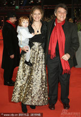 幻灯图集：《谜团》首映 女导演抱宝宝亮相