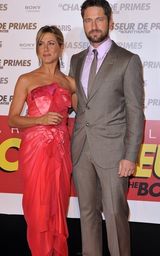 高清图：《赏金猎人》巴黎首映 安妮斯顿红裙夺目