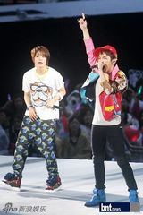 组图：SM巡演SJ少时等火辣劲爆 现场玩变装