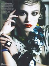 组图：英国美女凯拉-奈特利登《Vogue》封面