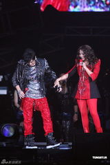 组图：周杰伦张惠妹同穿红裤默契对唱