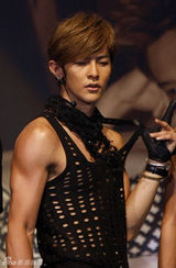 组图：汪东城为个唱密训 晒肌肉照汗流浃背