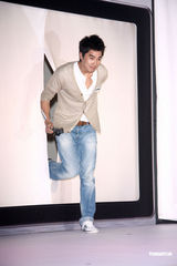 高清组图：赵又廷代言相机 自比“类文青”