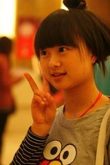 组图：杭州快女高美人PK萝莉 一边秀美腿一边比萌