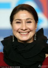 组图：电影《工人》发布 女星苏珊娜优雅亮相