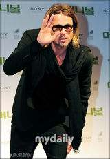 组图：布莱德皮特亮相《点球成金》韩国红地毯