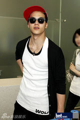 组图：SHINeeTEENTOP亮相机场 赴新参加演出