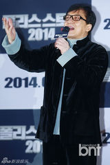 组图：成龙韩国宣传《警察故事》 始源义气助阵