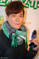 组图：TOP榜后台群星开心合照 奖杯似巨型针头