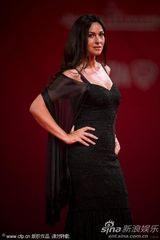 组图：《炎夏》发布会 贝鲁奇裹身黑裙秀玲珑曲线