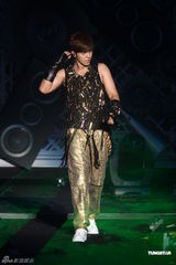 组图：罗志祥个唱妈妈现身 好友杨丞琳抱病助阵