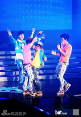 组图：T-ara2AM等助阵某品牌庆典一展歌喉