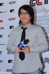 组图：音乐盛典后台群星秀奖杯