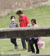 幻灯图：阿娇新片片场戴口罩 蹦跳走路自得其乐