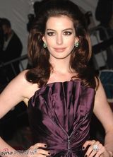 高清组图：安妮-海瑟薇短款礼服显优雅