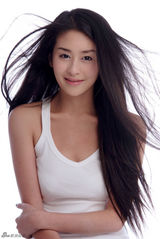 幻灯图集：颖儿写真秀发飞扬 动感活泼不失妩媚