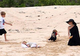 组图：茱莉沙滩黑长裙笑看小女熟睡 皮特陪养女浮潜