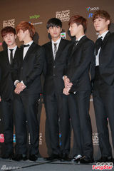 高清图：GD条纹装出席mama记者会 EXO正装帅气