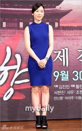 组图：徐宇宣传《帝王之女》裸色裙秀身材脸僵