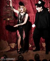 高清组图：艾玛-沃特森化身马戏团女郎 浓妆华丽