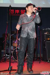 组图：赵传开个唱 黄嘉千性感露背现身力挺